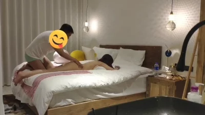 清纯女友spa完成首次3p